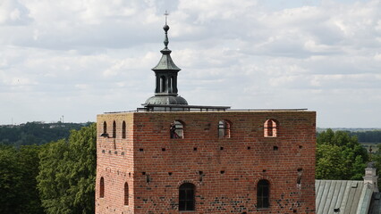Mury starego zamku z widoczną wieżą obronną © tomo81