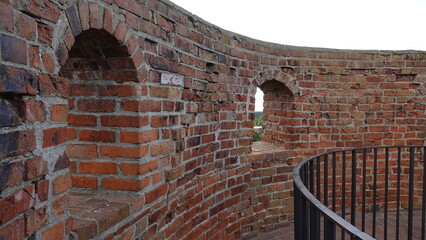 Mury starego zamku z widoczną wieżą obronną © tomo81