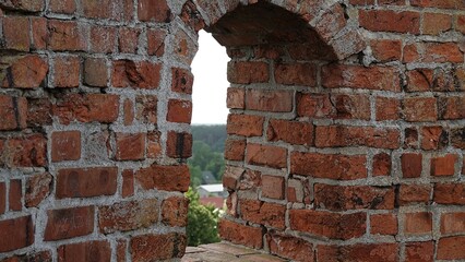 Wieża obronna i mieszkalna w starym zamku z widocznymi otworami okiennymi © tomo81