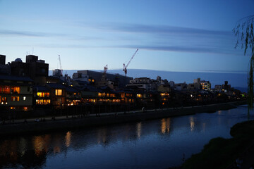 京都四条大橋界隈の夕暮れの風景