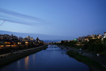 京都四条大橋界隈の夕暮れの風景