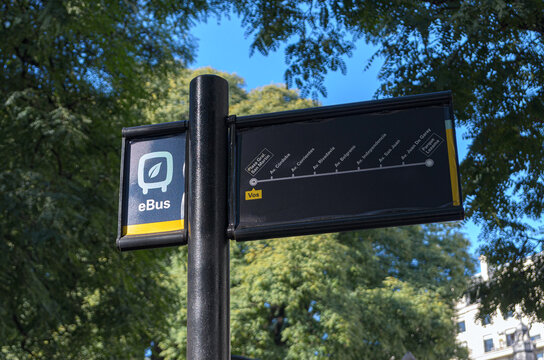 Se&ntilde;al de bus el&eacute;ctrico, el 11 de junio de 2025, en Buenos Aires, Argentina. 