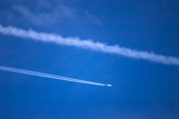 Cielo y rastro de aviones