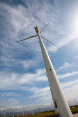 Parque e&oacute;lico cielo azul con nubes