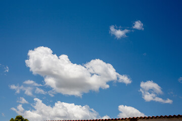 Cielo azul y nubes