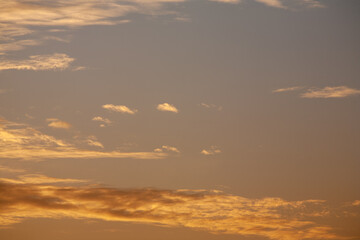 Detalle nubes y cielo anaranjado