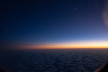 Cielo anocheciendo desde avi&oacute;n