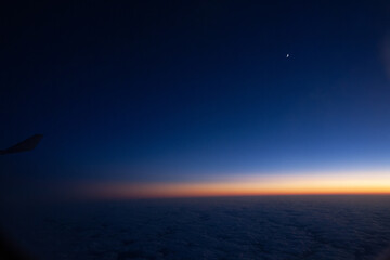 Cielo anocheciendo desde avi&oacute;n