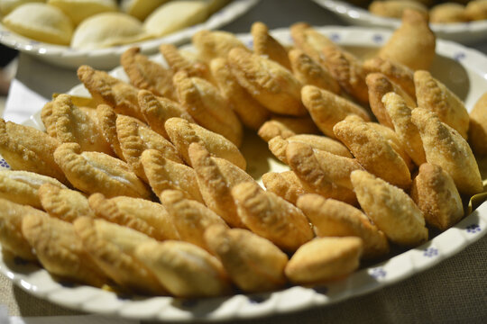 vassoio pieno di panzerotti fritti