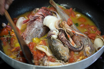 zuppa di mare da cucinare in una padella sul fuoco