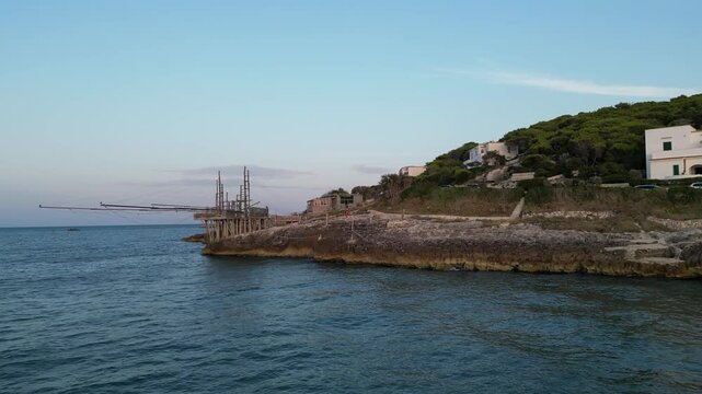 borgo marinaro sul gargano con un antico trabucco in legno