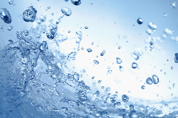 青の背景に飛び散る水飛沫.