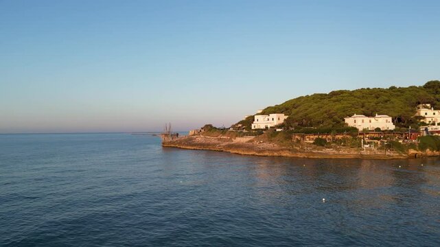 borgo marinaro sul gargano con un antico trabucco in legno