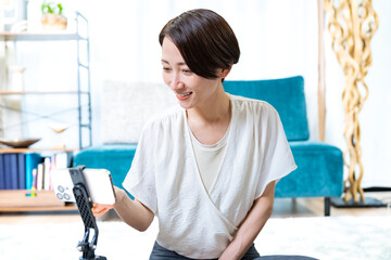 携帯を見る女性