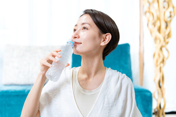 水を飲む女性