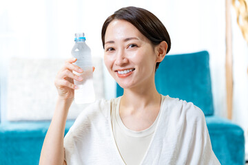 水を飲む女性