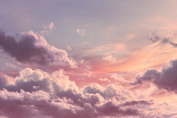 Obraz premium a plane flying through a cloudy sky with a pink sky