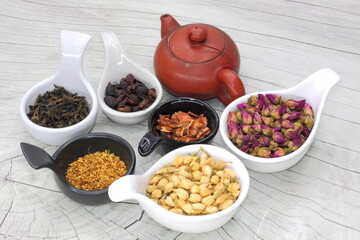 Herbal tea made from dried flowers, consisting of roses, jasmine, osmanthus, cascara, bael fruit and fermented tea leaves. Rich in antioxidants, it has the properties of reducing blood fat, sleep well