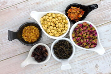 Herbal tea made from dried flowers, consisting of roses, jasmine, osmanthus, cascara, bael fruit and fermented tea leaves. Rich in antioxidants, it has the properties of reducing blood fat, sleep well