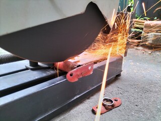 The fiber metal cutting machine rotates at high speed and cuts the steel pipe until a spark of...