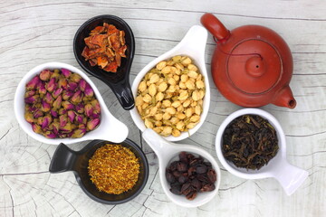 Herbal tea made from dried flowers, consisting of roses, jasmine, osmanthus, cascara, bael fruit and fermented tea leaves. Rich in antioxidants, it has the properties of reducing blood fat, sleep well