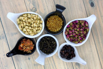 Herbal tea made from dried flowers, consisting of roses, jasmine, osmanthus, cascara, bael fruit and fermented tea leaves. Rich in antioxidants, it has the properties of reducing blood fat, sleep well