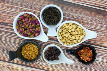 Herbal tea made from dried flowers, consisting of roses, jasmine, osmanthus, cascara, bael fruit and fermented tea leaves. Rich in antioxidants, it has the properties of reducing blood fat, sleep well