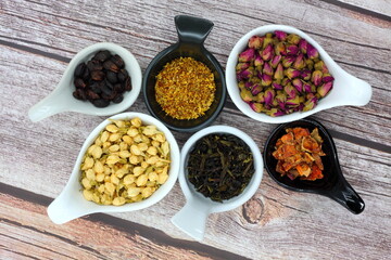Herbal tea made from dried flowers, consisting of roses, jasmine, osmanthus, cascara, bael fruit and fermented tea leaves. Rich in antioxidants, reducing blood fat and helping you sleep well.