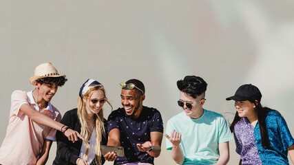 Social media share, teens watching viral content