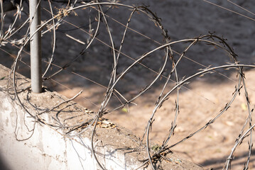 detalle de alambrada circular con púas sobre barda 