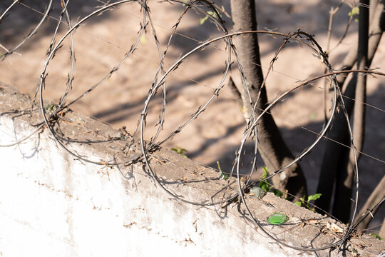 detalle de alambrado de p&uacute;as sobre barda