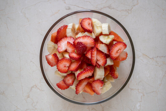 un plato redondo centrado con fruta picada fresca