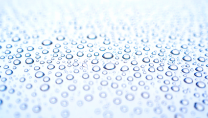 Gotas de agua sobre superficie blanca. 