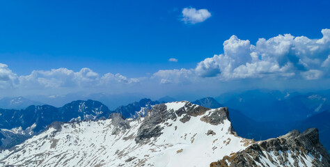 Schneereste auf Gletscher Schneeferner im Sommer