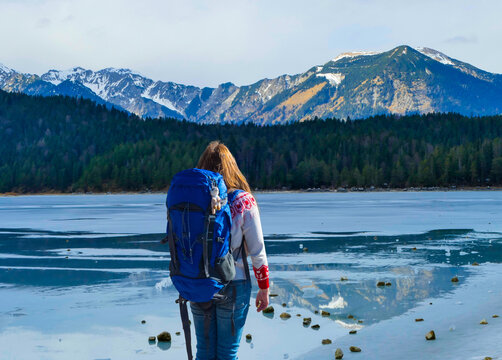 Wanderin am geforenen Eibsee