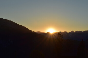 Sonnenuntergang über den Gipfeln des Berner Oberlands, Schweiz
