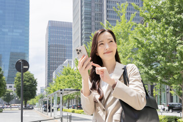 スマートフォンで調べるビジネスウーマン