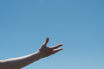 空に手を伸ばす人
