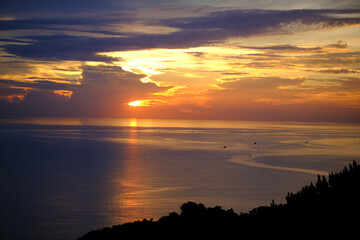 Fototapeta premium Witnessing the breathtaking sunrise adventure over majestic Hai Van Pass