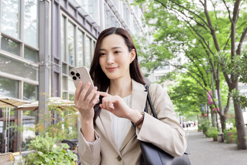 スマートフォンを操作する女性