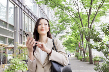 スマートフォンで検索する女性　