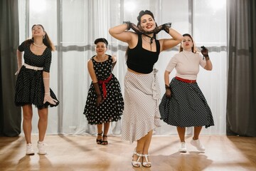 Naklejka premium Pinup dancers wearing polka dots performing rock and roll moves