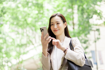 スマートフォンを使う女性 © Zoey106