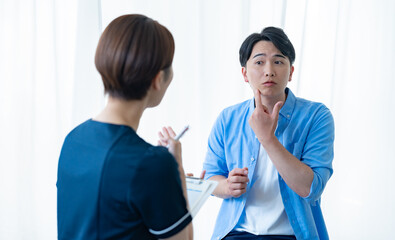 Obraz premium カウンセリングを受ける男性