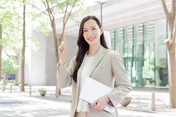 指差しをする女性