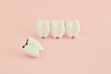 抜けた虫歯と健康な歯