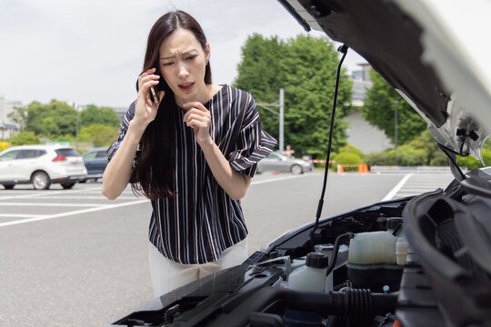 自動車の故障で困る女性