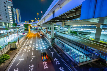 都会の夜の道路