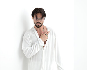 seyx unshaved guy in white shirt with glasses posing in a cool way