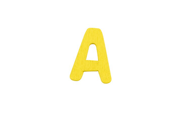 lettera alfabeto A realizzata in legno colorato isolata su sfondo bianco o trasparente